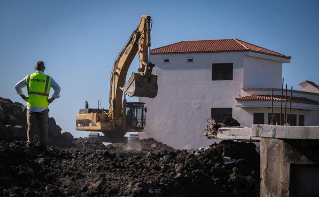 Sigue la retirada de lava en el cruce de La Laguna para los realojos