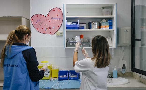 Foto de archivo de enfermeras preparando una ruta de vacunación a domicilio en el centro de salud de El Calero. 