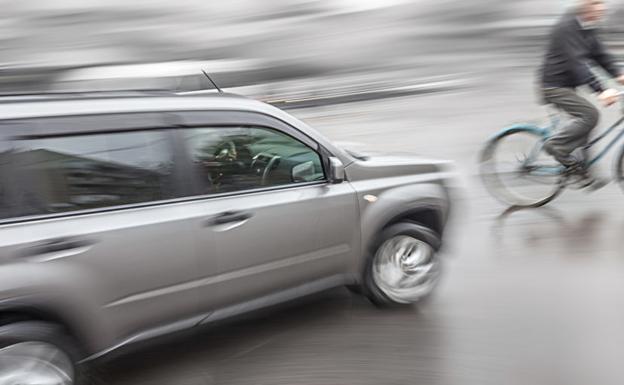 Ciclista herido contra la puerta de un coche abierta por el conductor