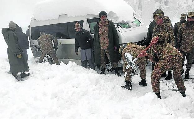 22 muertos tras una fuerte nevada en una estación de esquí paquistaní