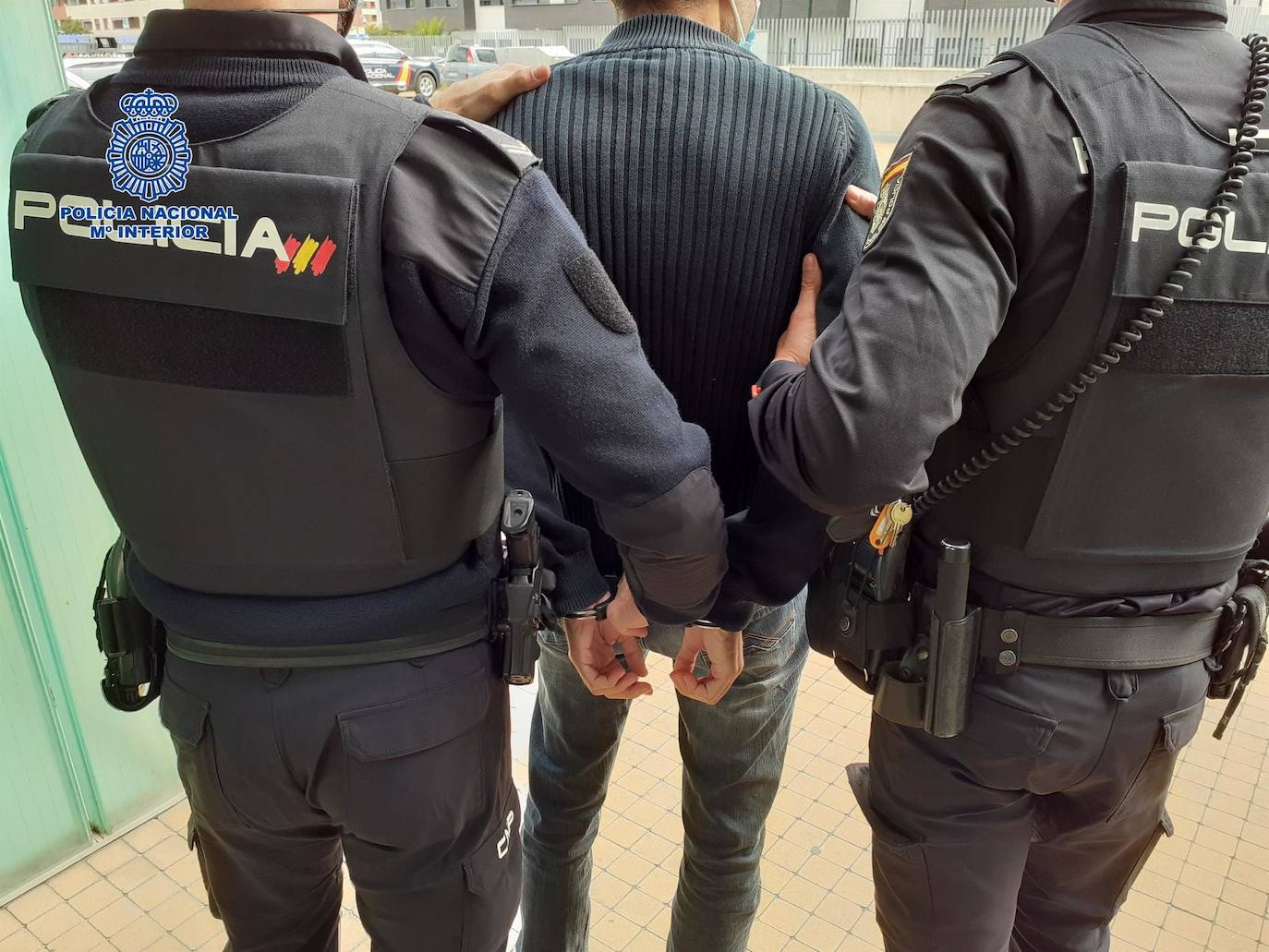 Detenido por amenazar a su hermano y destrozar su coche con un hacha