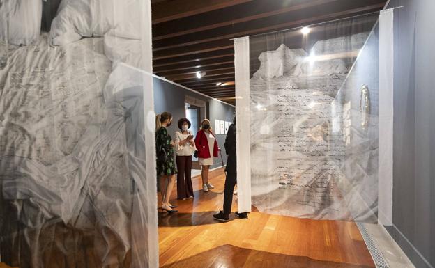 La artista Fabiola Ubani realiza una visita guiada a la exposición 'Galdós íntimo (cartas)'