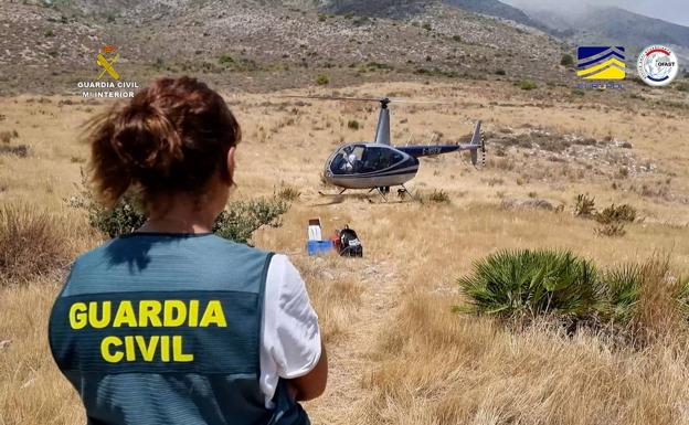 Efectivos de la Guardia Civil captura un helicóptero usado para el narcotráfico. 