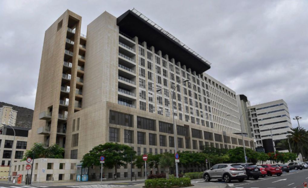 264 profesionales del Materno-Insular causan baja por covid en doce días