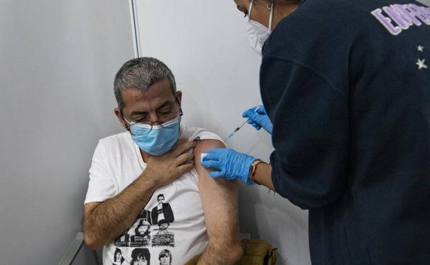 Los mayores de 40 años ya pueden acudir sin cita previa para recibir la dosis de refuerzo contra la covid-19