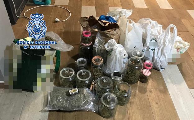 Sorprendidos en Arenales con tres kilos de hachís en su mochila