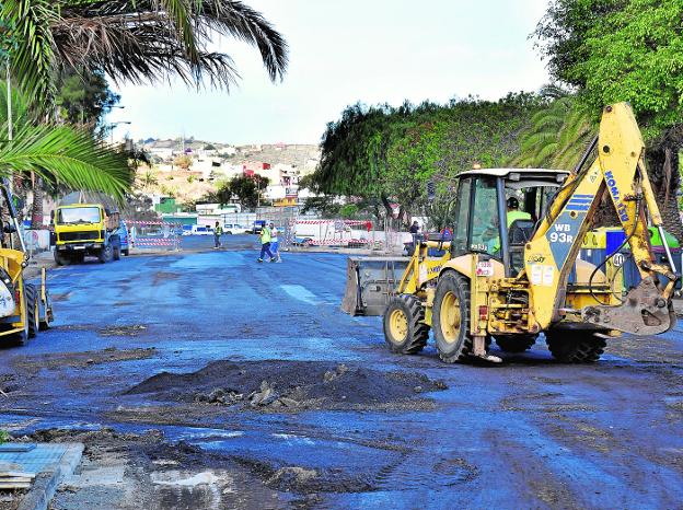 Los trabajos de asfaltado se desarrollan en una vía que presenta un importante deterioro por la falta de mantenimiento. 