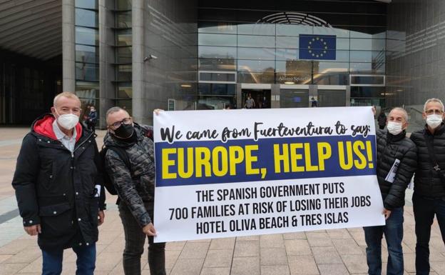El grito de «Europe, help us!» de los trabajadores del Oliva Beach resuena en Bruselas