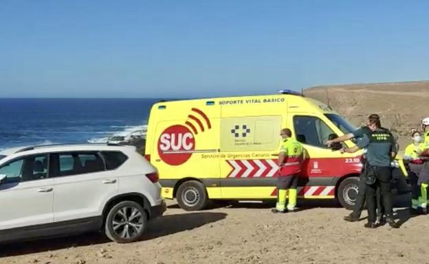 Rescatan en helicóptero a una mujer que cayó al mar en Fuerteventura