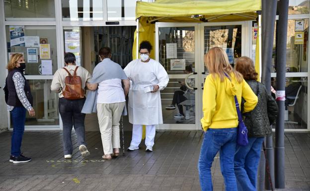 Denuncian esperas de dos meses para operar de cáncer de mama