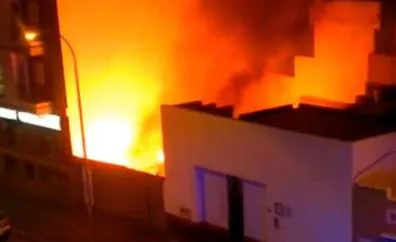 Vídeo. Aparatoso incendio en un solar en Icod de Los Vinos