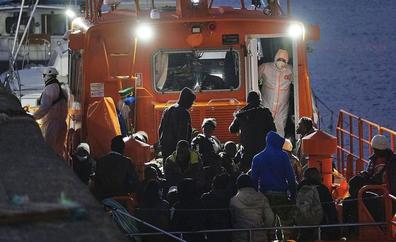 Rescatan a 30 migrantes cerca de la costa de Gran Canaria