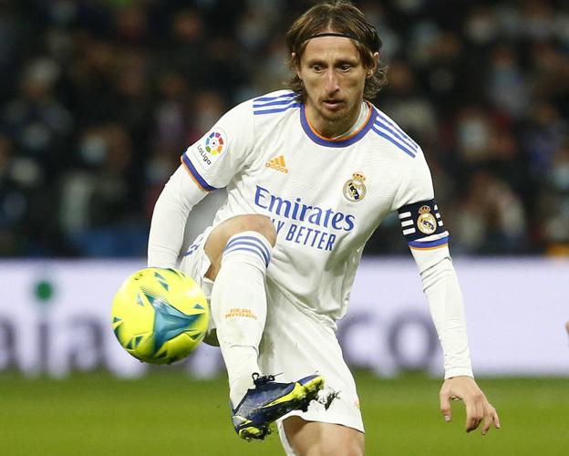 Luka Modric controla un balón. /Javier Barbancho (Reuters)