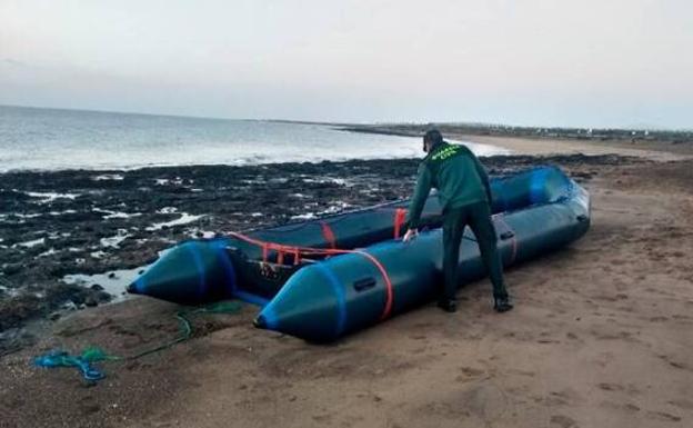 Llega una neumática con 51 inmigrantes, 12 mujeres y un menor, a Lanzarote