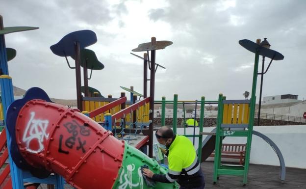 Limpieza de pintadas en espacios públicos de Teguise