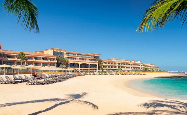 El hotel Bahía Real reabre sólo para adultos tras diez millones de inversión