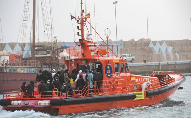 Salvamento sale al rescate de un bebé nacido en zódiac a 44 Km de Canarias