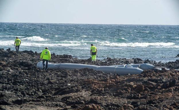 Rescatan a tres migrantes en una neumática a 30 millas de Lanzarote