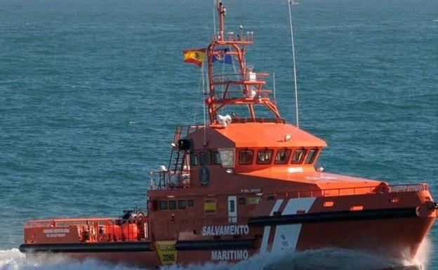 Rescatan una neumática con 56 personas al nordeste de Lanzarote