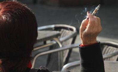 Neumólogos: «Fumar en las terrazas esparce covid hasta 8 metros de distancia»