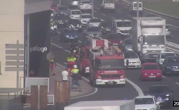 El viento arranca varias planchas de metal de un edifico en Vegueta