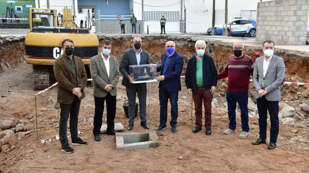 Primera piedra del local social de Casa Pastores