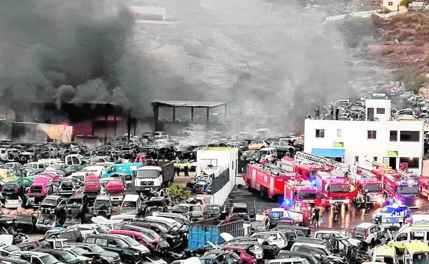 El desguace incendiado en Granadilla carecía de licencias desde el año 2020