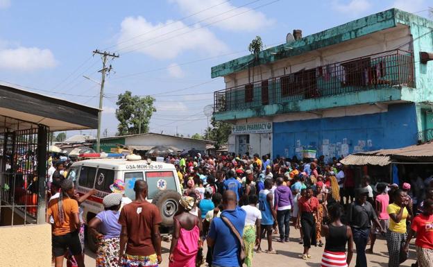 Los ciudadanos, a la espera ante el hospital de Monrovia (Liberia).