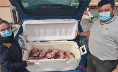 Los marineros de Ajuy donan 70 kilos de medregal fresco a las familias más necesitadas
