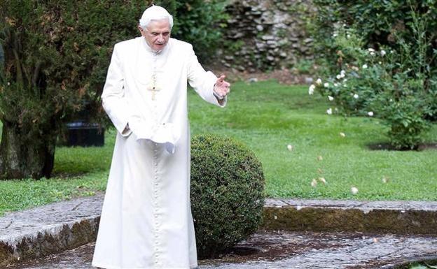 Benedicto XVI en los jardines de Castel Gandolfo./Reuters