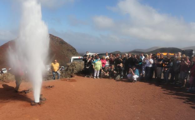 Calor y humedad obligan al cambio de tubos de los géiseres de Las Montañas del Fuego