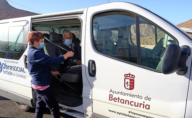 Antoñito, de 98 años, Asunción, de 93, y Cecilia, 72, tienen quien les mime