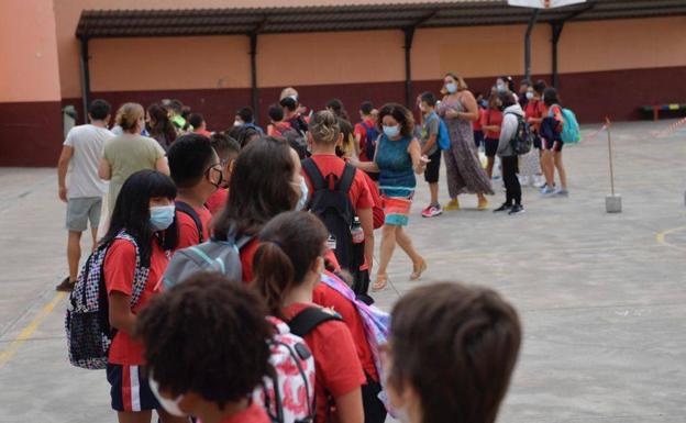 ¿Qué hacer si mi hijo está en una clase con un positivo covid?