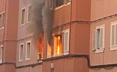 Fuego en un edificio de viviendas de cuatro plantas en Escaleritas