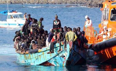 Localizan dos embarcaciones con unos cien inmigrantes en aguas de Lanzarote, uno de ellos es un bebé