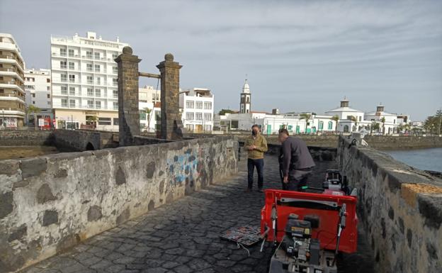 Arrecife retira las pintadas del Puente de Las Bolas