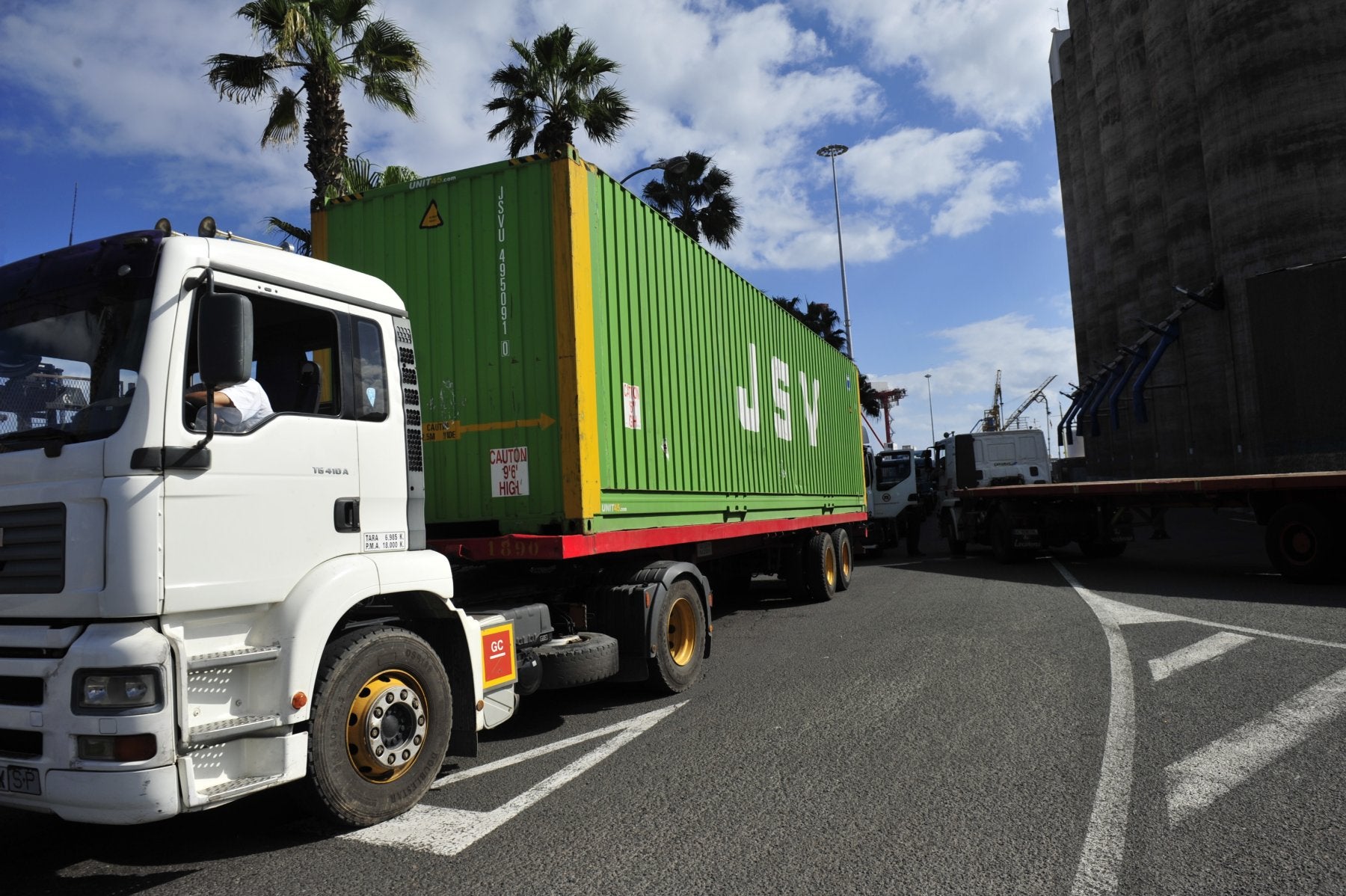 Los transportistas canarios avisan de una subida del 12% en sus tarifas ante el alza de los costes