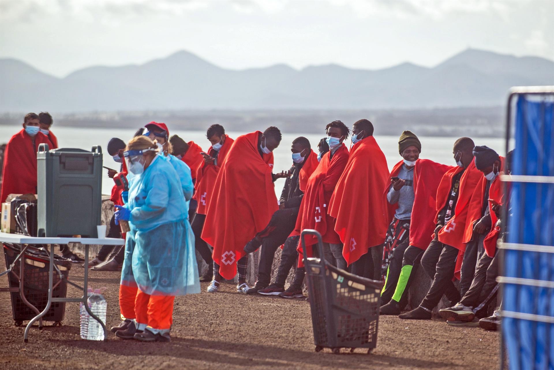 Unos 3.000 migrantes permanecen en Canarias