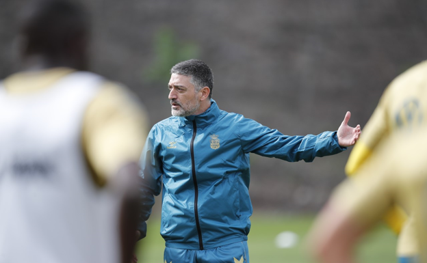 García Pimienta ya manda en la UD: primer entrenamiento con arenga