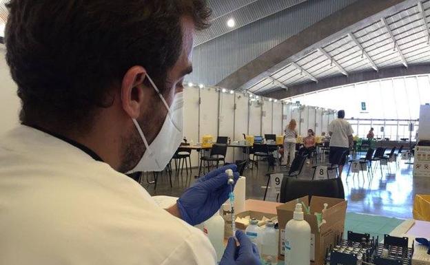 La enfermera jefe de la vacunación: «Los negacionistas quieren atemorizar y jugar con el miedo de la gente»