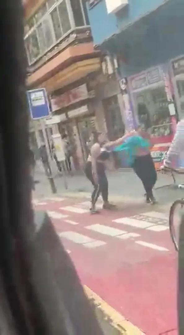 Pelea de dos mujeres al salir de un taxi en la capital grancanaria