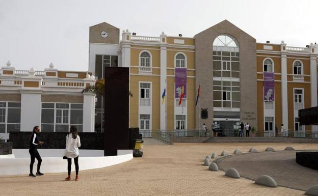 CC y PP piden un pleno para que Adislan siga prestando servicios al Cabildo