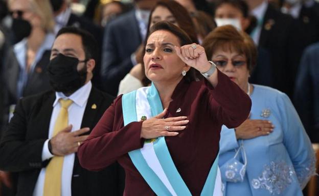 Xiomara Castro juró su cargo con una mano puesta en el corazón.
