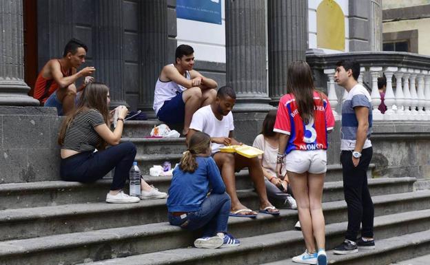 El paro juvenil disminuyó en 119.900 personas durante 2021