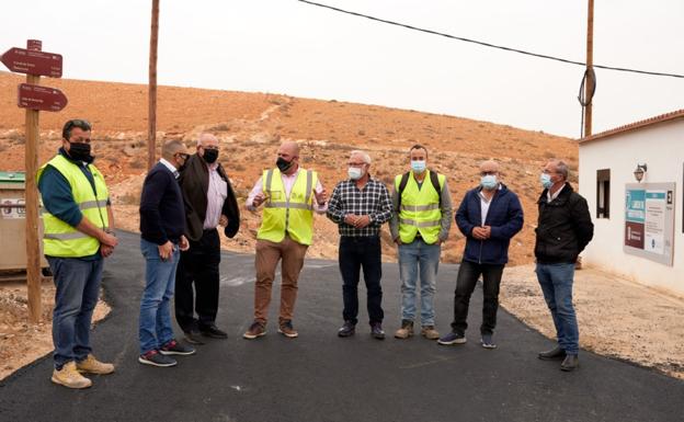 El Cabildo asfalta los caminos rurales de Valle de Santa Inés y Gran Barranco