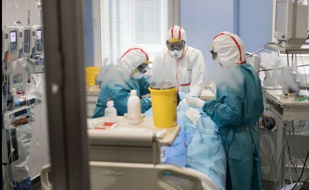 Una médica, sobre los no vacunados contra la covid: «Cuando hay que intubarlos, lloran y se asustan muchísimo»