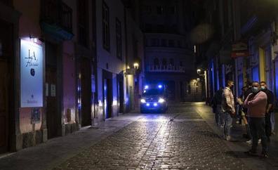 La presencia policial evita fiestas y aglomeraciones en Vegueta
