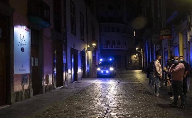 La presencia policial evita fiestas y aglomeraciones en Vegueta