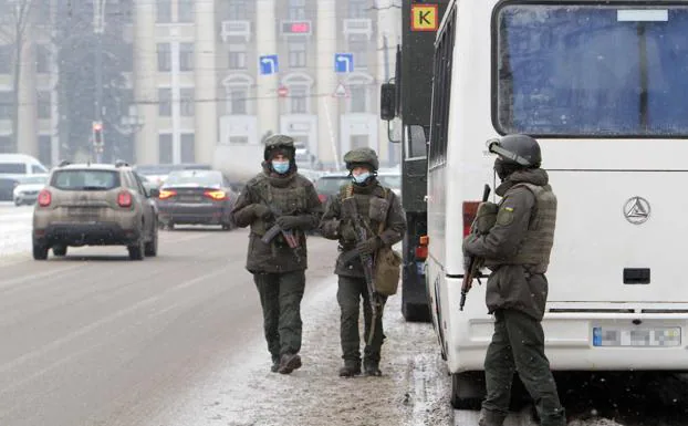 Miembros de la Guardia Nacional de Ucrania patrullan por una avenida de Dnipro./E. P.