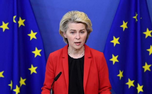 La presidenta de la Comisión Europea, Ursula von der Leyen, da una declaración sobre Ucrania en la sede de la UE en Bruselas./REUTERS